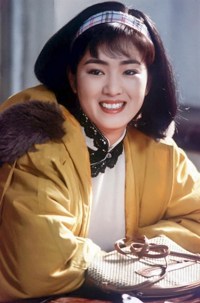 巩俐早年珍贵青涩照,绝世美颜楚楚动人,被称为最标准"谋女郎"