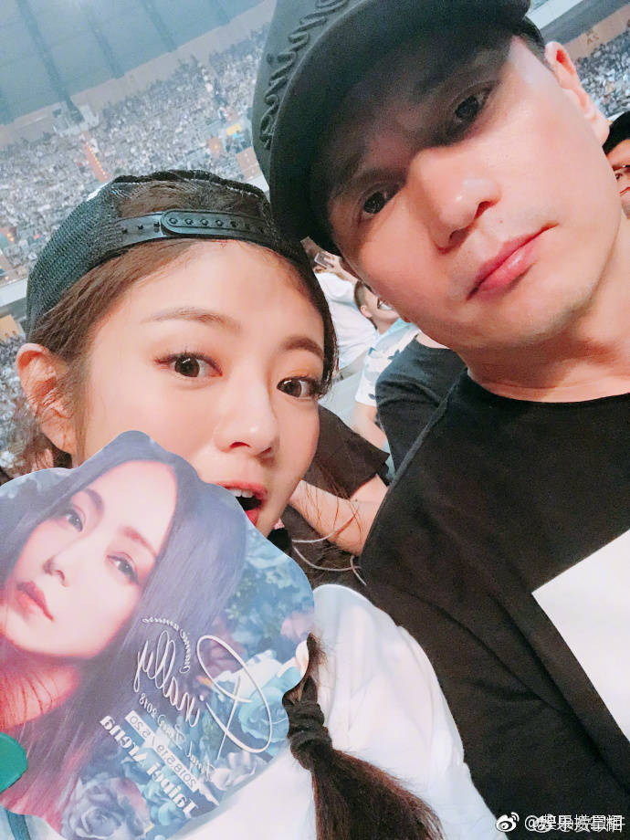 安以轩悼念安钧璨昨日和老公现身安室奈美惠告别演唱会现场