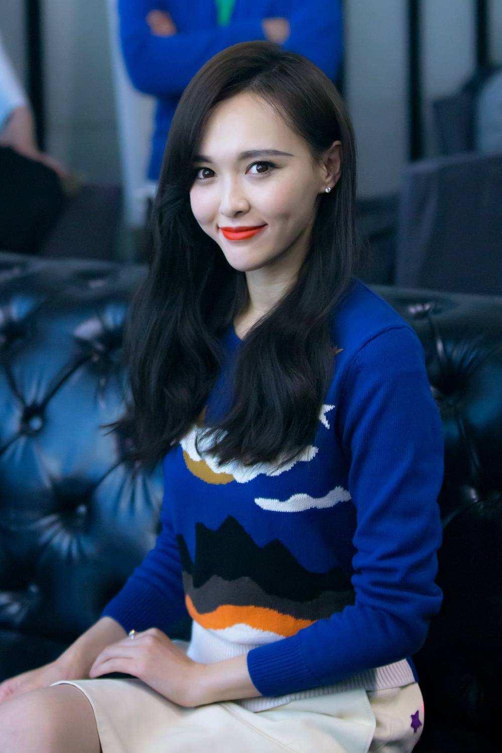 唐嫣剪刘海后秒变超模脸,原来高级感来源于发型