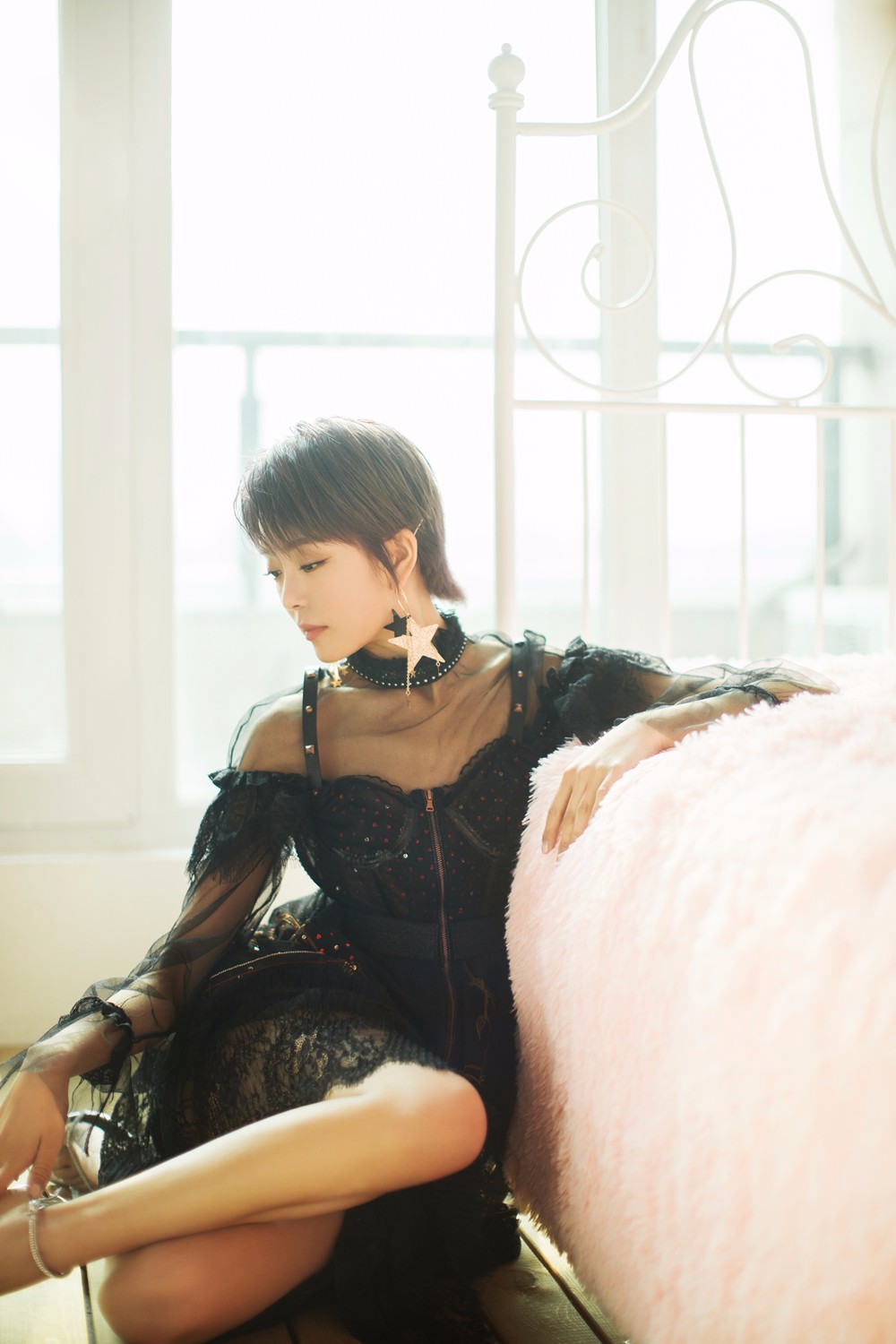 种丹妮新写真小露性感 透视黑纱裙上演眼神撩