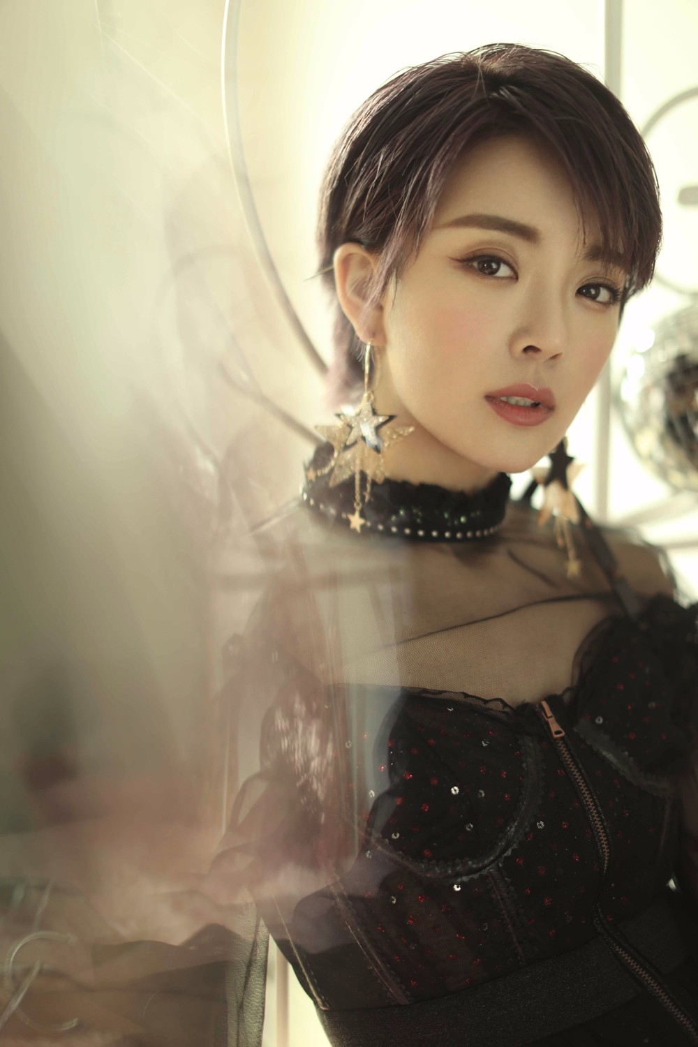 种丹妮新写真小露性感 透视黑纱裙上演眼神撩