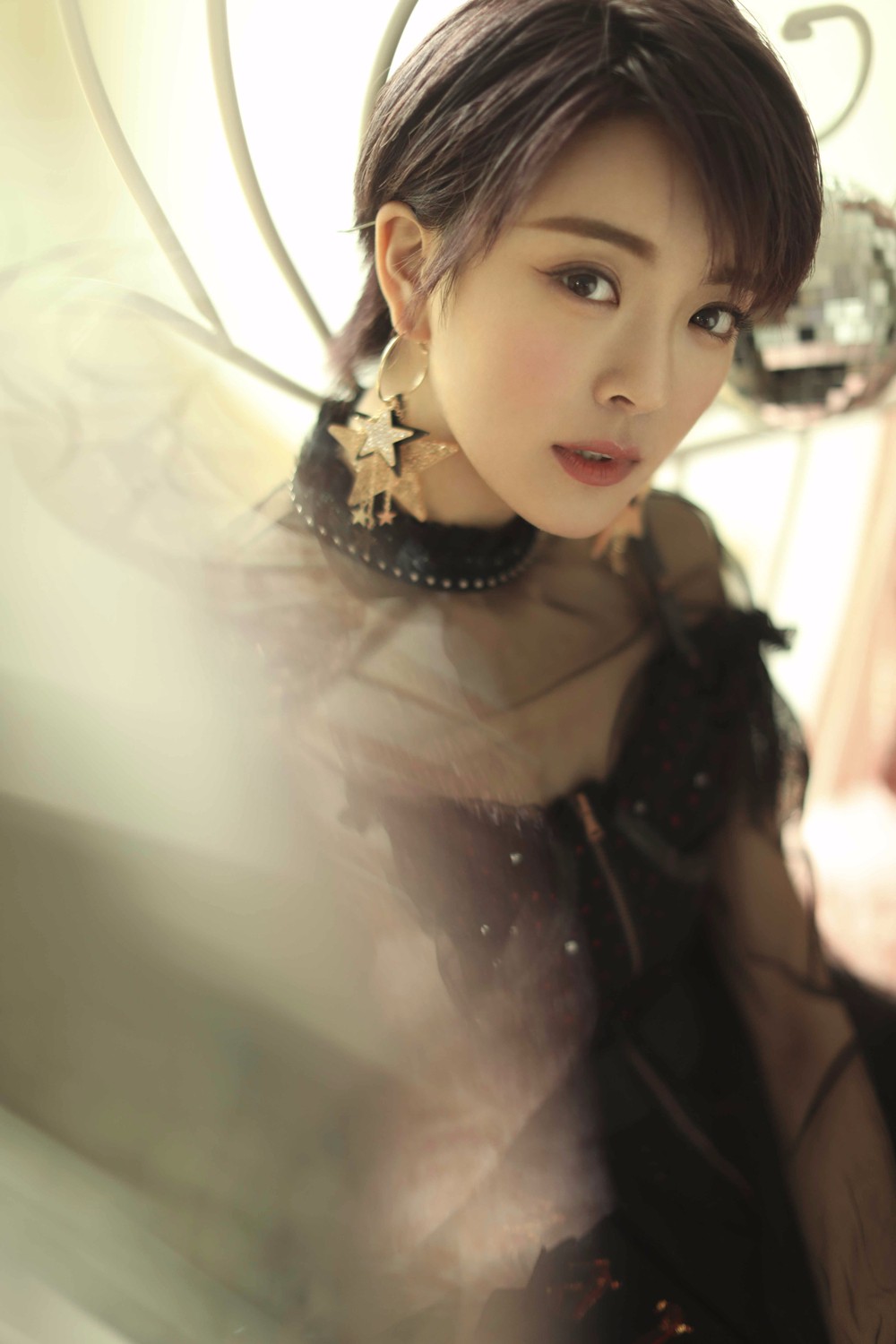 种丹妮新写真小露性感 透视黑纱裙上演眼神撩