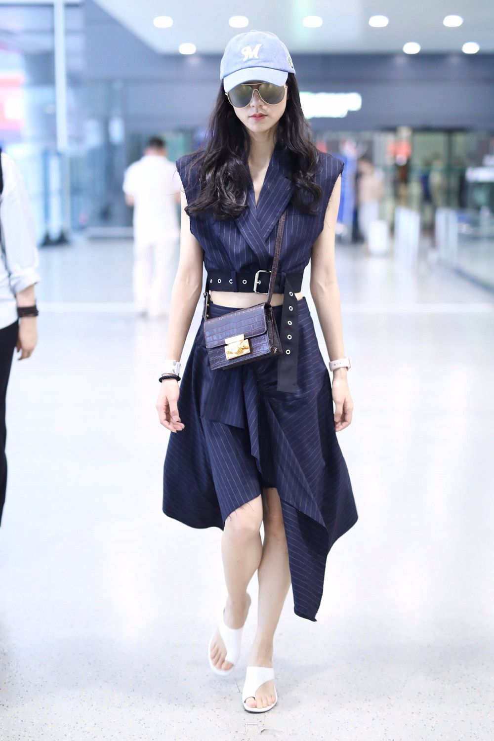 韩雪标准的诠释了一双鞋毁一身!夏天的丑凉鞋都被她穿遍了