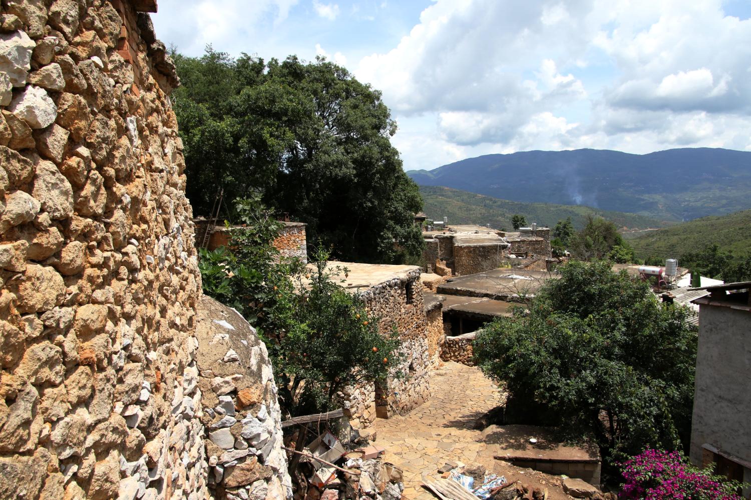 擁有3億年曆史的村莊遍地都是上億年的化石當地人用來建豬圈