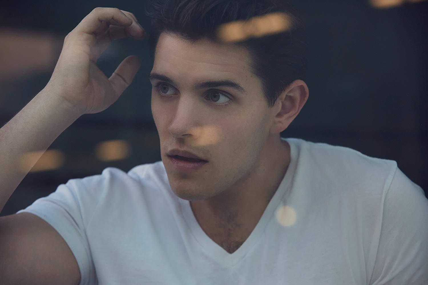 casey cott,最为人熟知的角色是他在美剧《河谷镇》中扮演的 kevin