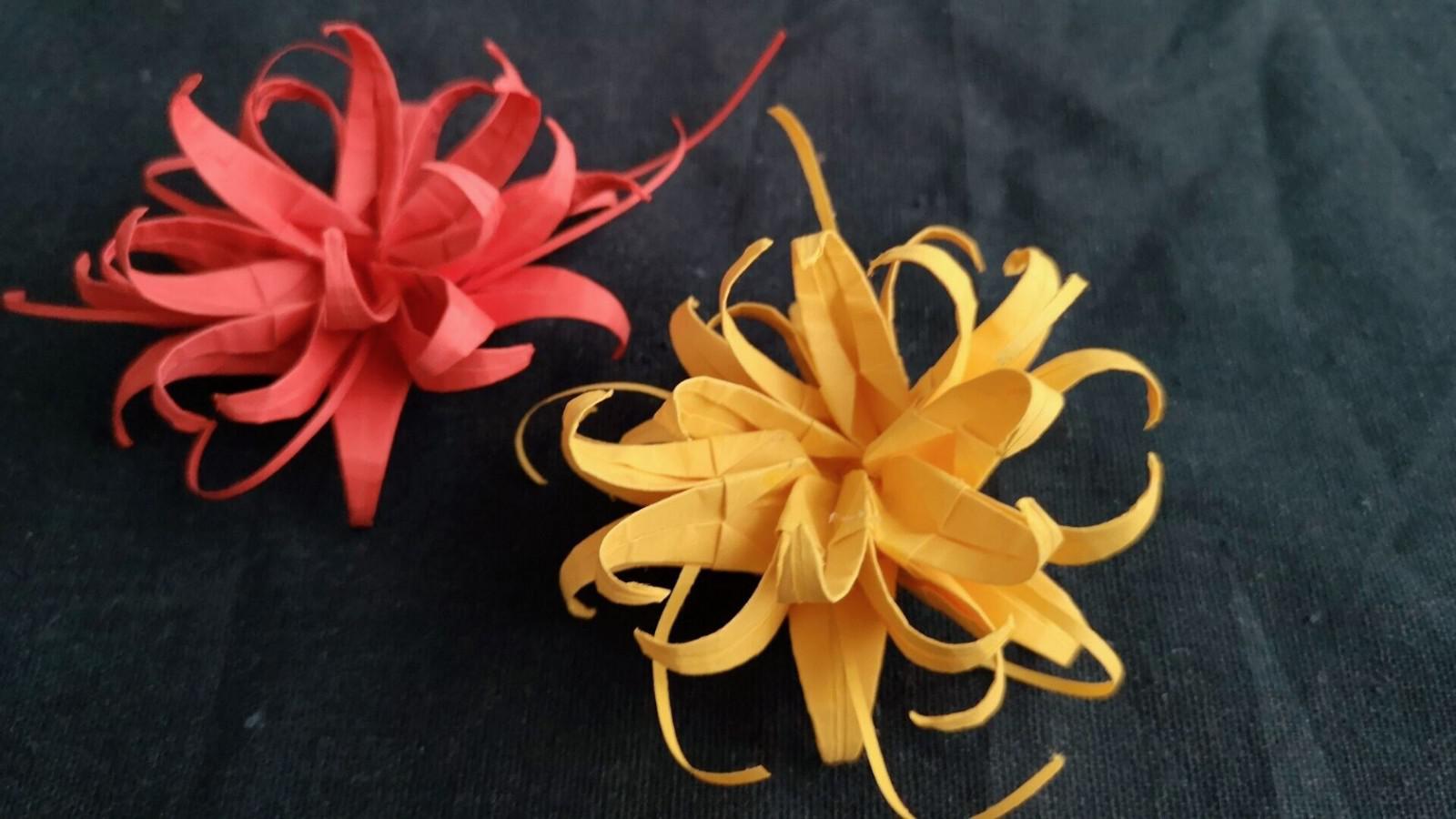 漂亮的彼岸花折起来却很简单,有人说就是百合花的折法,你觉得呢