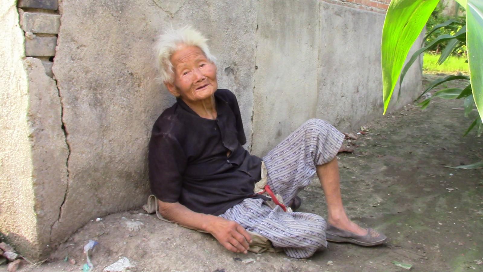 老人生病不愿治,省钱给截瘫29年的儿子,想给孩子留个活路_新浪看点