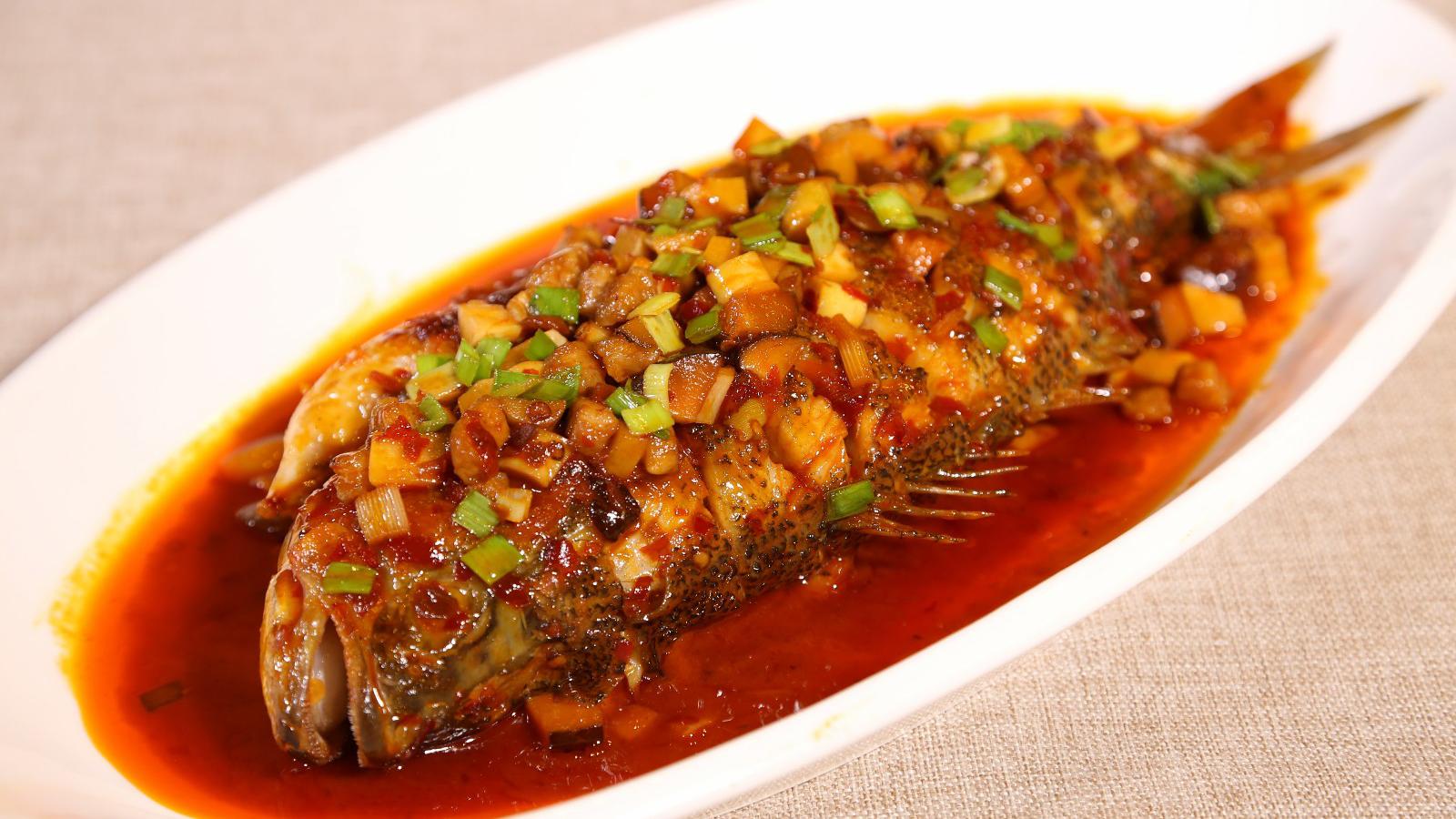 女厨师3分钟教做干烧鲈鱼,香菇,五花肉做配料,一家三口都够吃