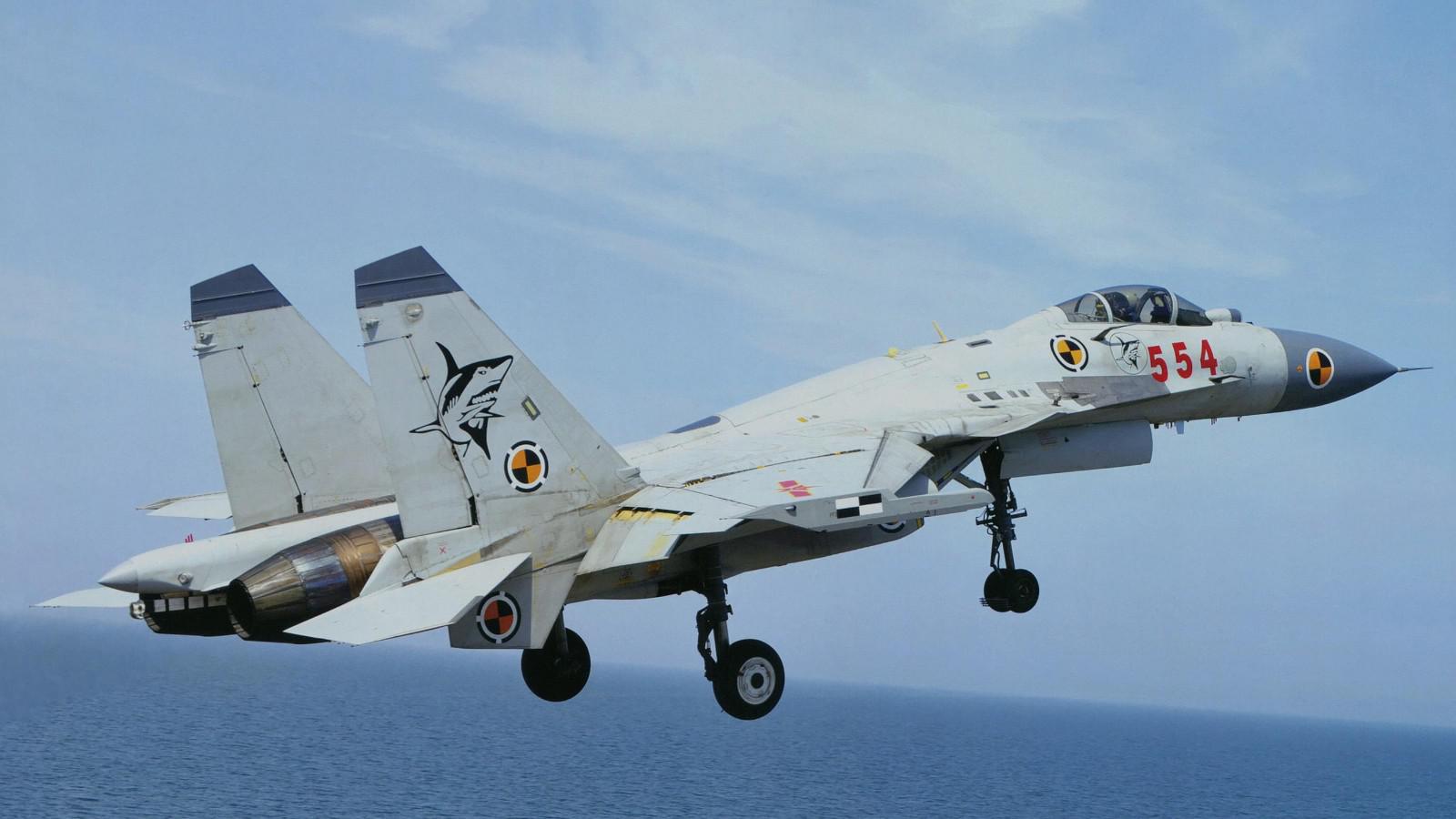 "双胞胎"歼15与苏33,这两款舰载机谁更胜一筹?