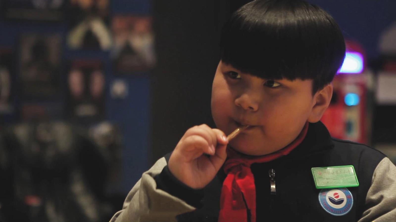 小学生在游戏厅吃辣条,中途却被游戏币吸引,3人能否拒绝诱惑?