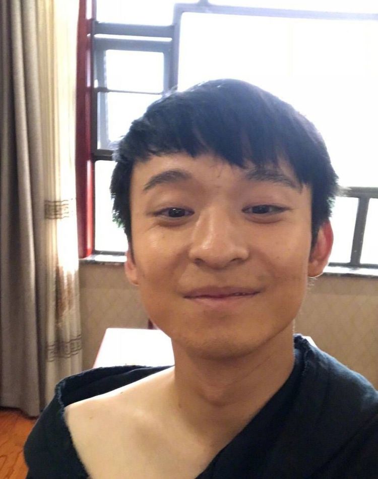 董子健强势自黑晒丑照,孙怡四字回应是亮点