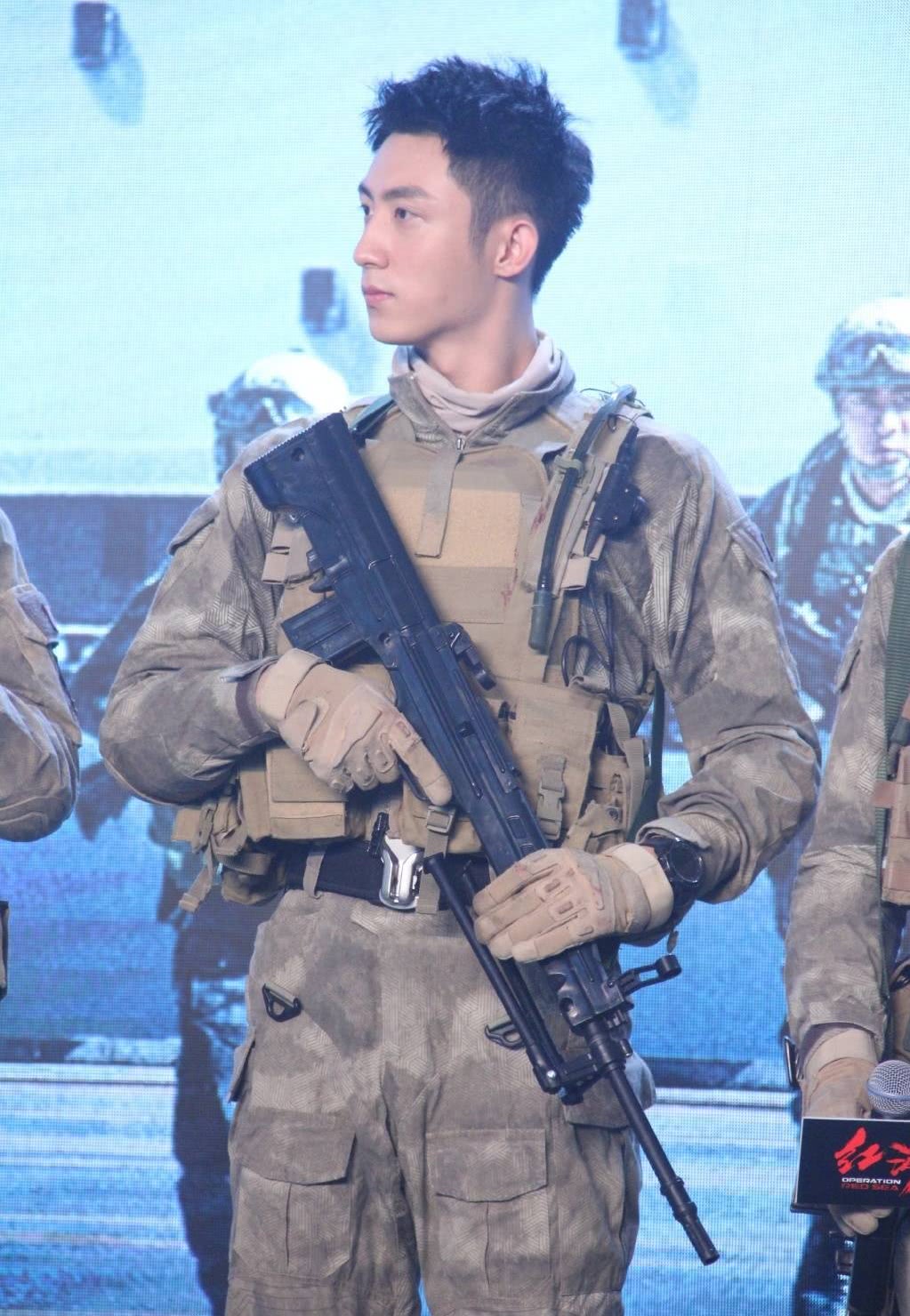 黄景瑜迷彩冲锋衣穿出硬汉范男生怎样穿迷彩才不会土气