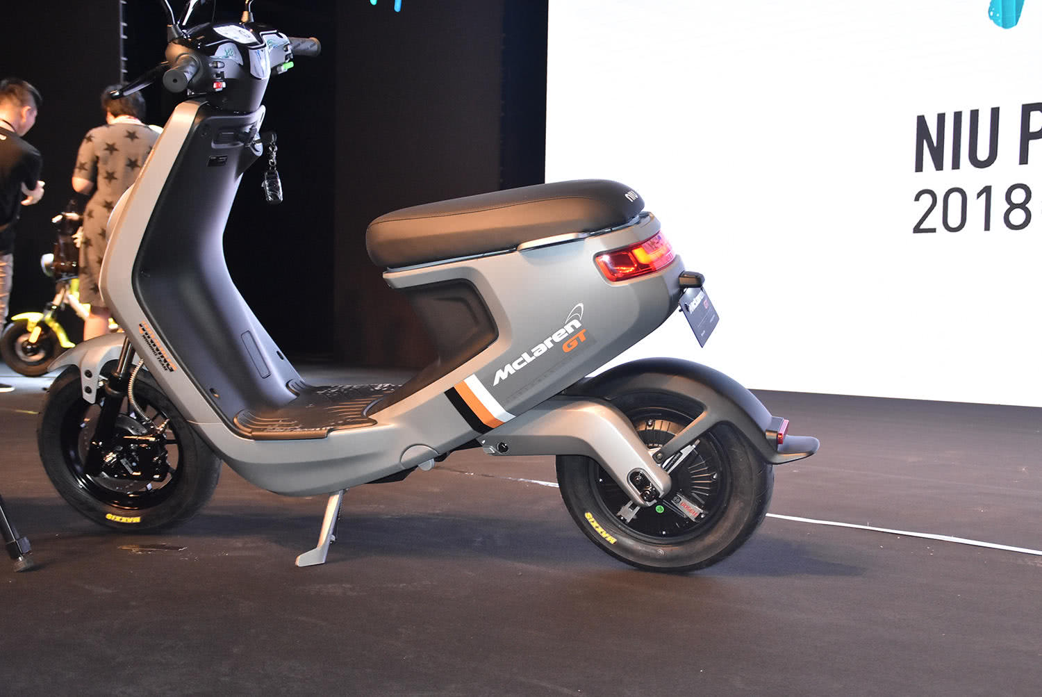 小牛电动车迈凯伦限量版/um图赏:跑车质感,外观小巧