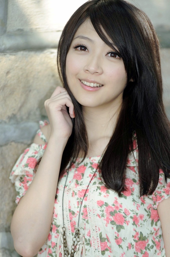 户外里一个清甜美丽可爱的微笑姑娘