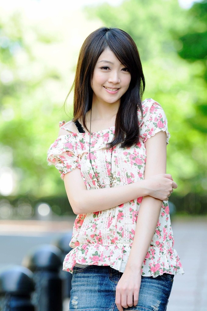 户外里一个清甜美丽可爱的微笑姑娘