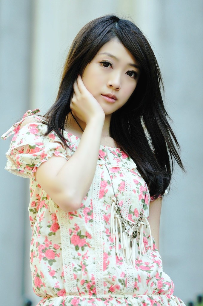 户外里一个清甜美丽可爱的微笑姑娘