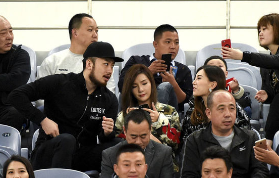 山东队长睢冉肌肉照曝光!胸毛强悍,大5岁娇妻衬衣滑落让人垂涎