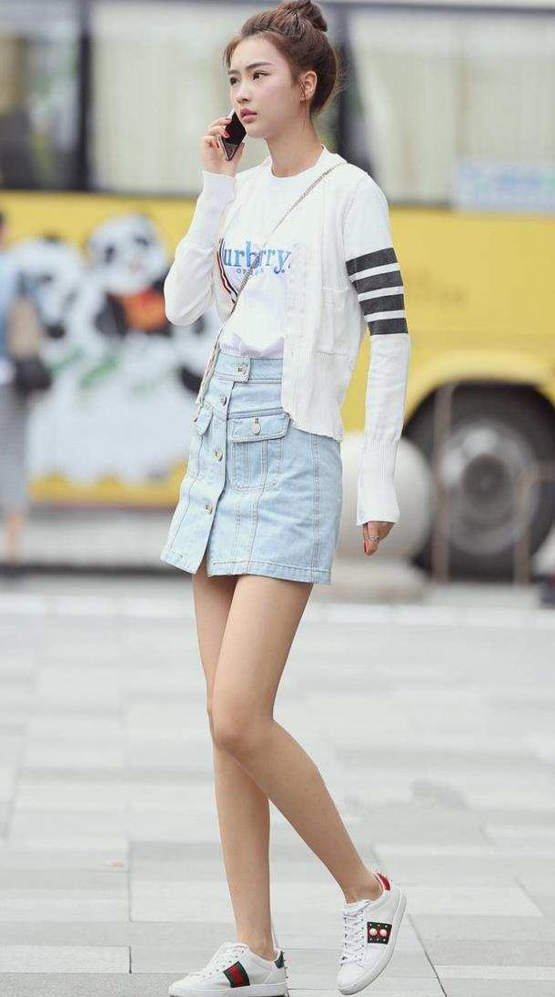 街拍图三小姐姐舒适的浅色系搭配清爽的丸子头和夏天很配哦