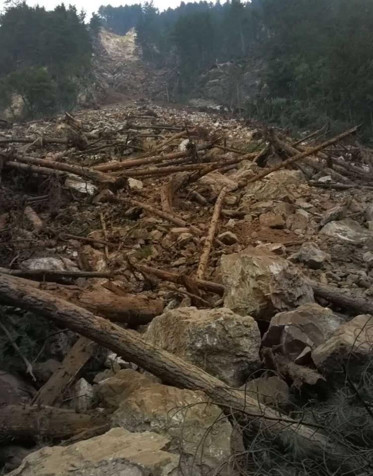 九寨沟地震现场车辆被滚落石块砸变形