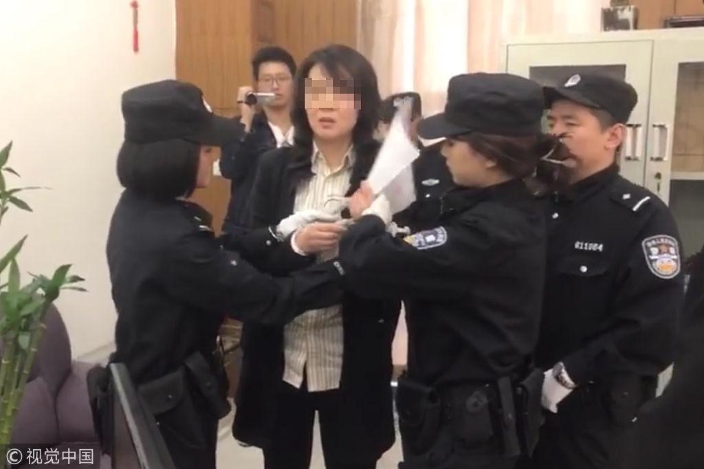 因做了老赖女公务员开会时被铐走