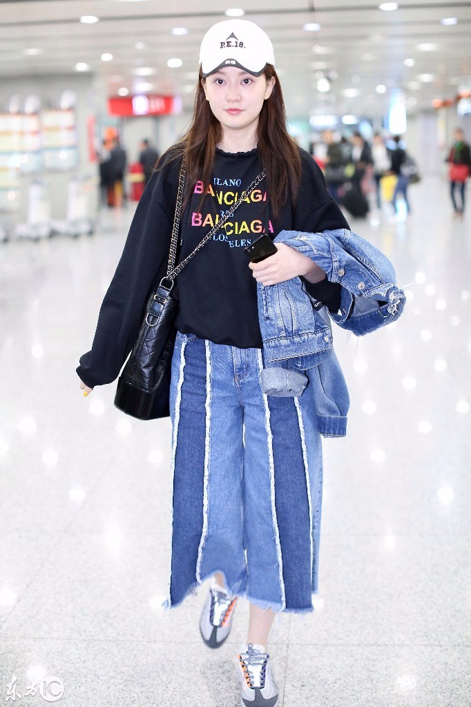 乔欣卫衣搭配阔腿牛仔裤现身机场肤白貌美笑容甜美,裤子太短了!