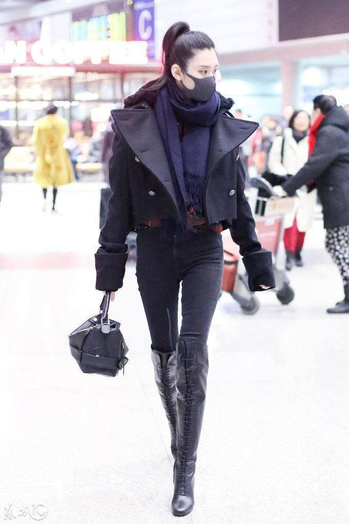 奚梦瑶机场街拍,紧身牛仔裤搭配过膝靴,尽显大长腿