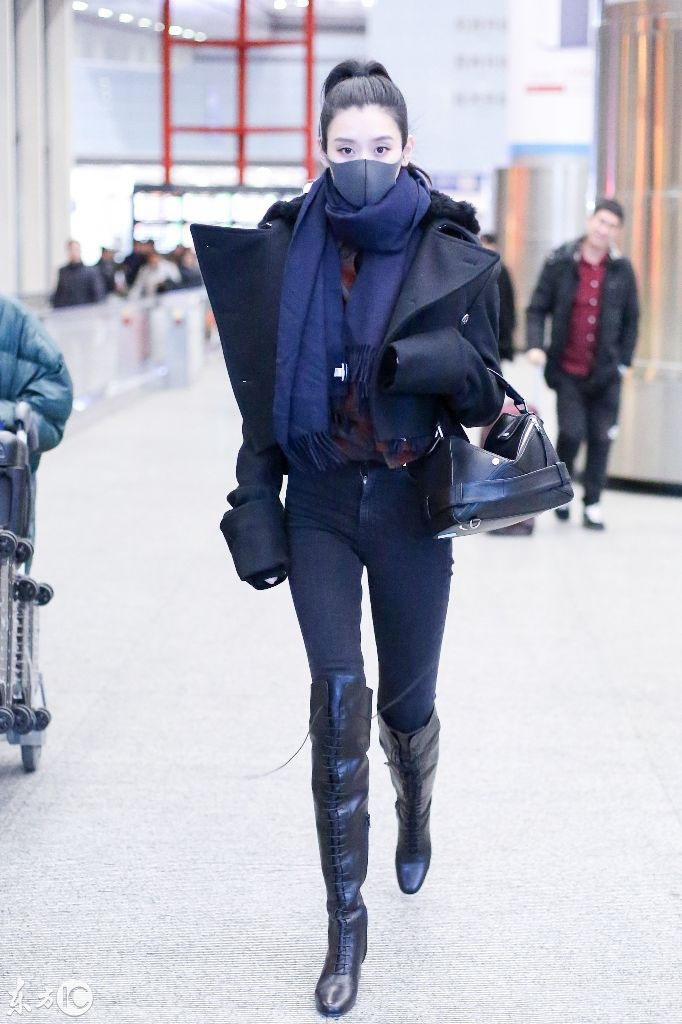 奚梦瑶机场街拍,紧身牛仔裤搭配过膝靴,尽显大长腿