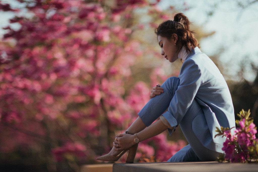 刘诗诗一身湖蓝西装套装搭配举手投足尽显落落大方气质优雅