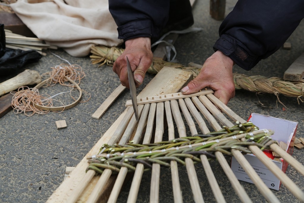 樊大爷卖耧耙一只五块钱从早上到现在没开市因为买回家没什么用