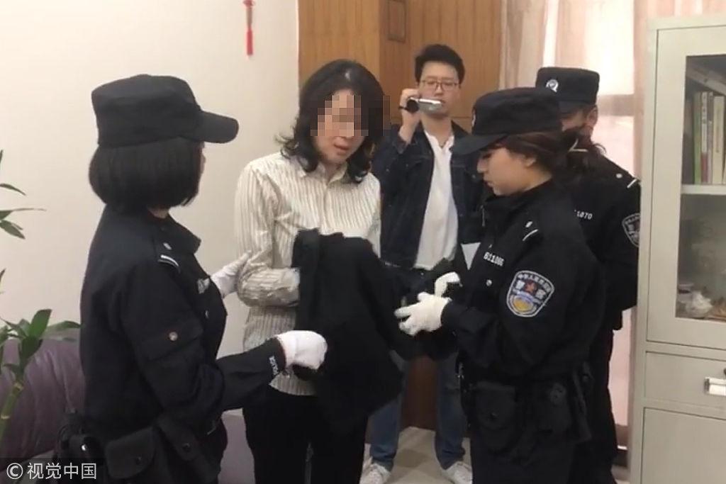 因做了老赖女公务员开会时被铐走