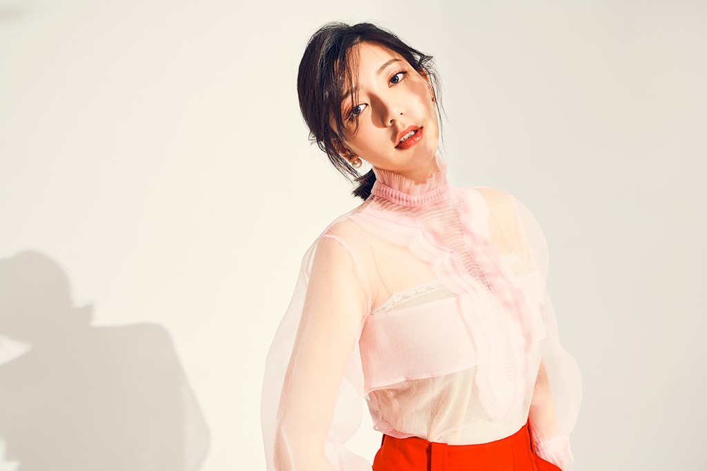 郭雪芙曝时尚大片 时髦精灵展现多重魅力