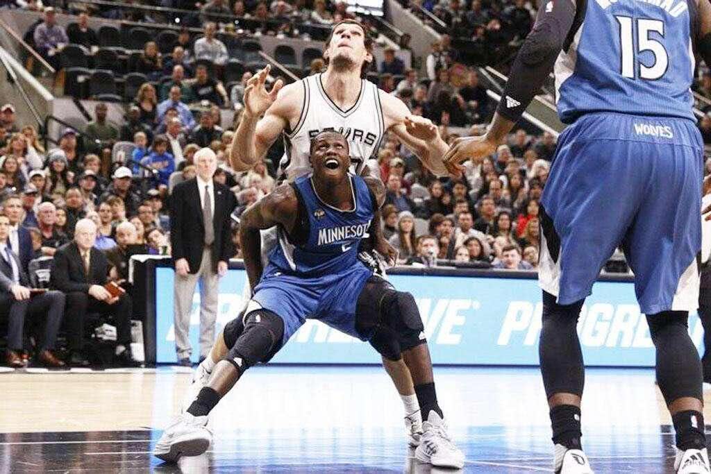 9图看博班有多"巨大"!场上鹤立鸡群,站着扣篮,举高球耍浓眉