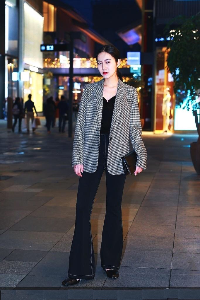 褪下那些花枝招展的搭配形式,格纹西装搭配简简单单的铅笔裤才是最
