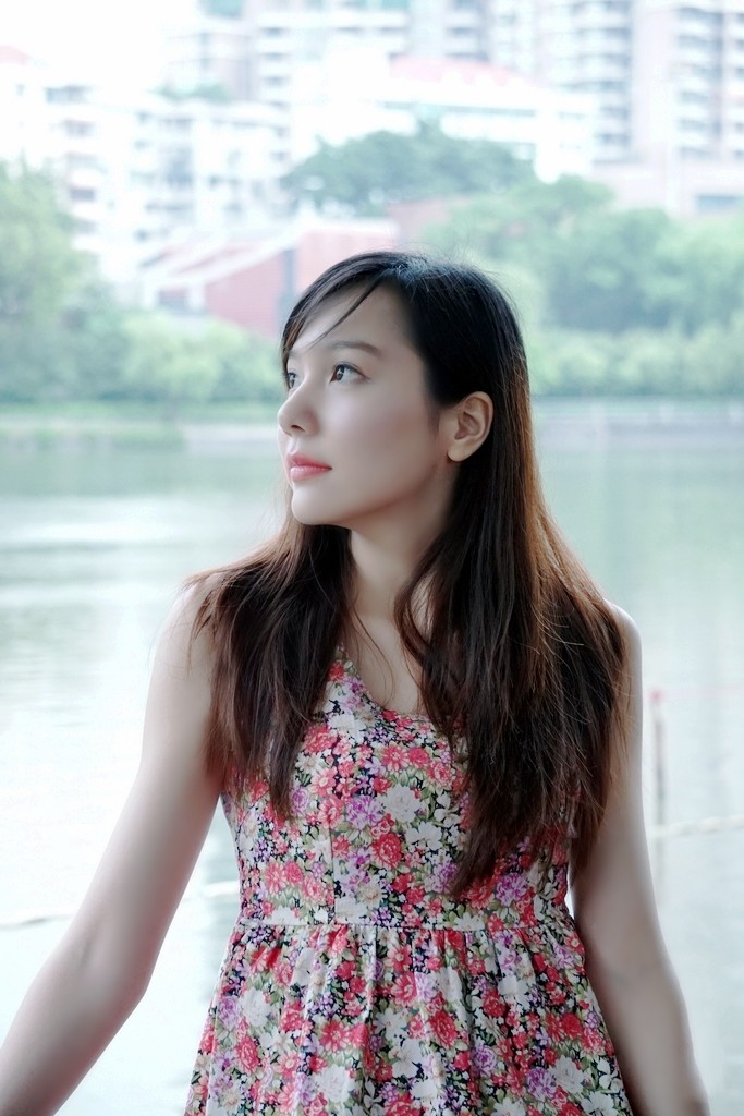 雨后一个素雅而甜美可爱的微笑女子