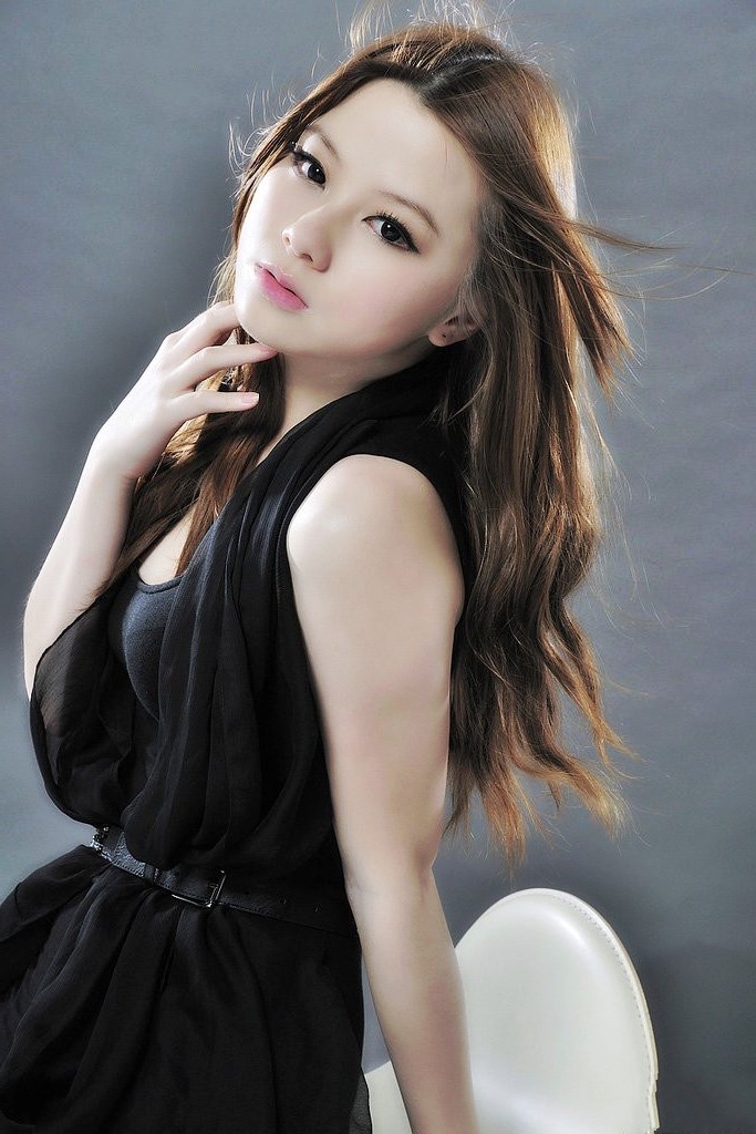 摄影棚下的一个现代时尚风情气质女神