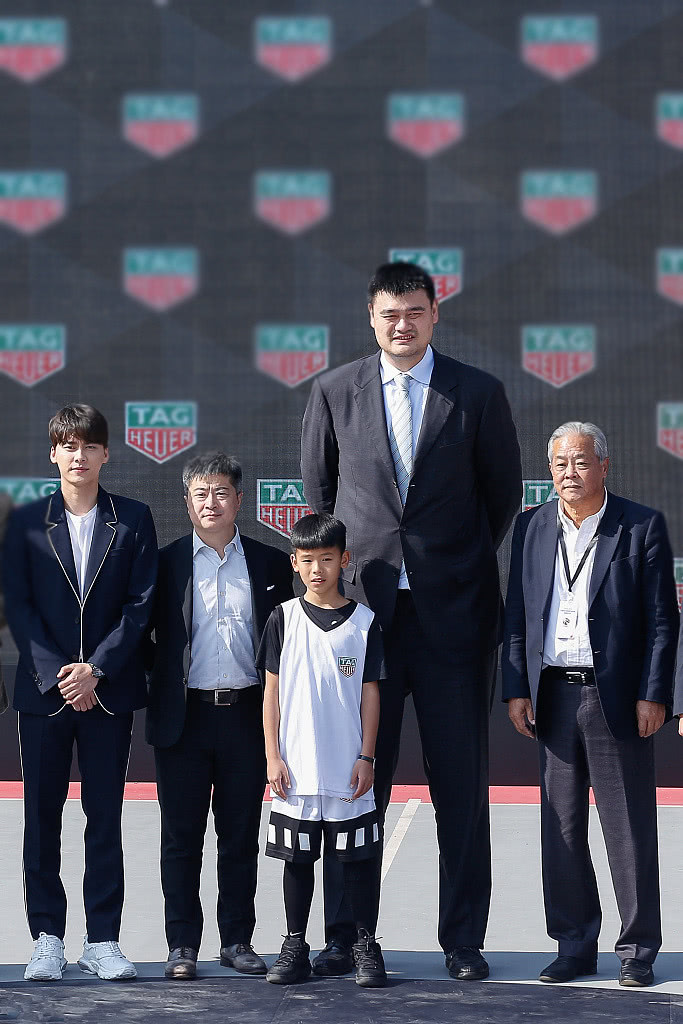 没事别和姚明合影!1米81李易峰同框姚明秒变小可爱,被萌到了