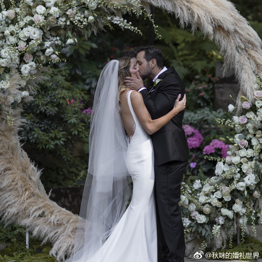 ashley greene和paul khoury正式结婚,其中她在暮光之城扮演爱丽丝