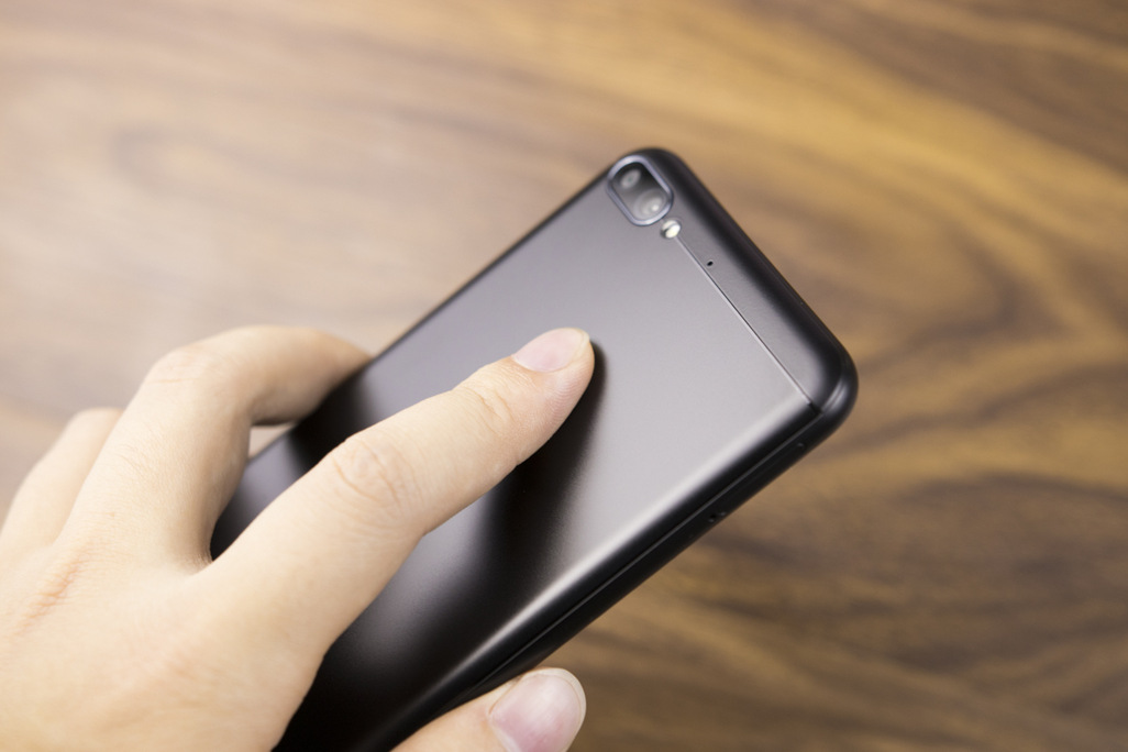 指纹位置设置在背面靠上的位置,日常使用体验上还算是顺手.