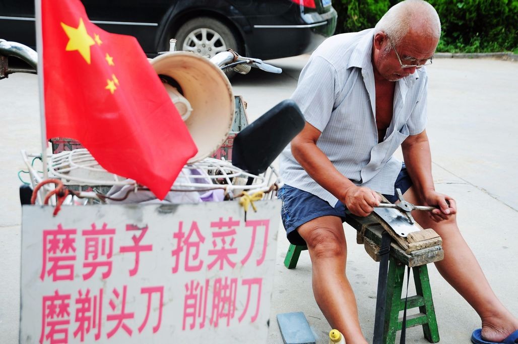 75岁老人有一套好手艺 磨剪子戗菜刀比新的还好用 自食其力不靠人