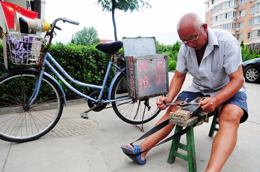 75岁老人有一套好手艺 磨剪子戗菜刀比新的还好用 自食其力不靠人