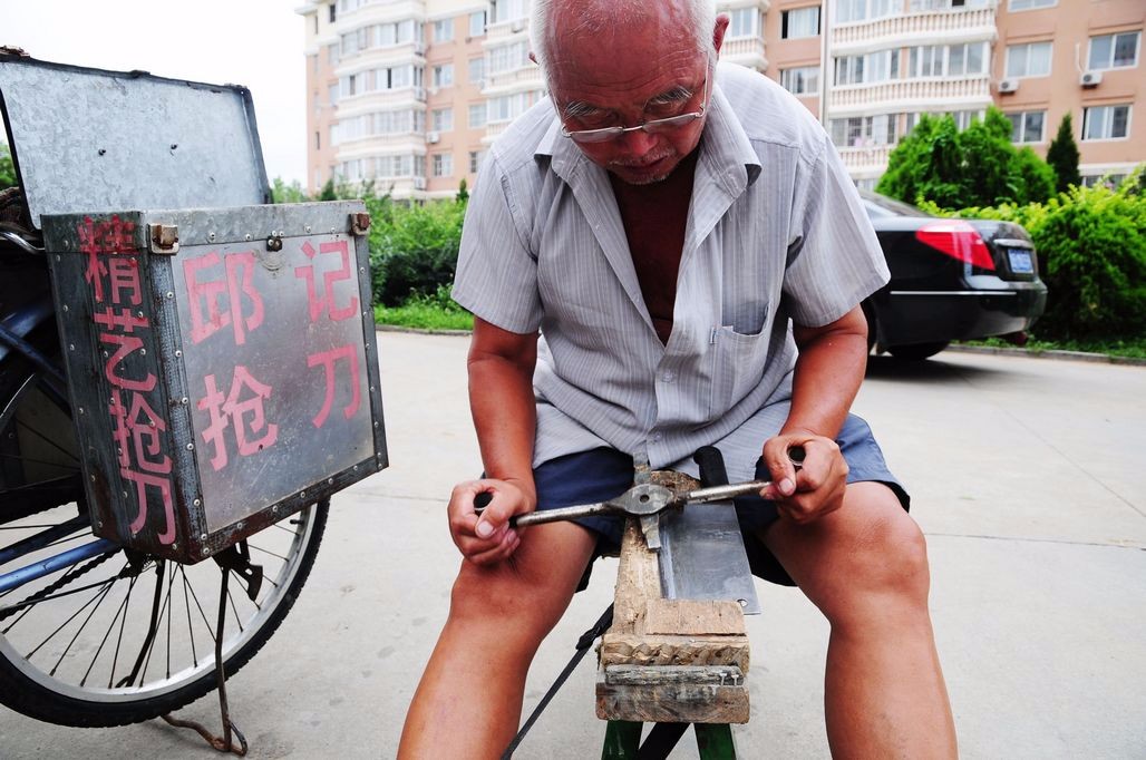 75岁老人有一套好手艺 磨剪子戗菜刀比新的还好用 自食其力不靠人