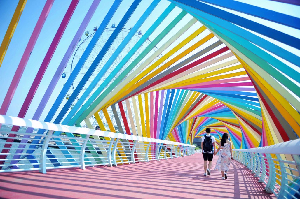 青岛唐岛湾新添彩虹桥走过的人会迎来好运气男女牵手会走过一生