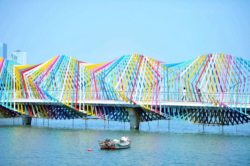 青岛唐岛湾新添彩虹桥走过的人会迎来好运气男女牵手会走过一生