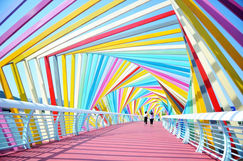 青岛唐岛湾新添彩虹桥走过的人会迎来好运气男女牵手会走过一生