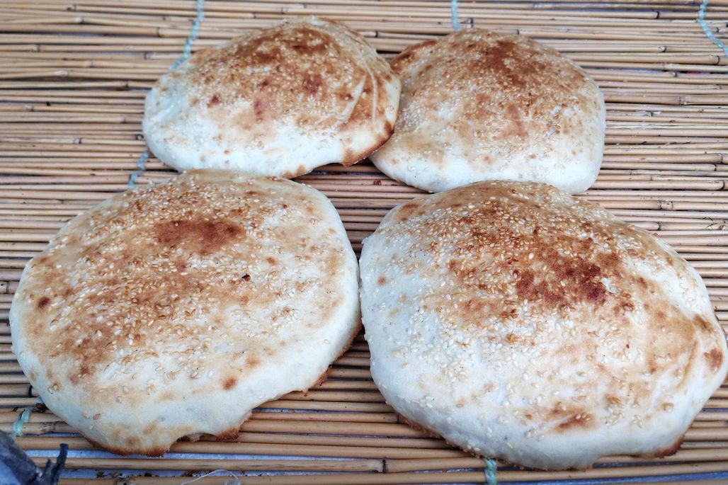 青岛菜市场 济宁老夫妇2元一只吊楼烧饼 一天只做一袋面 要买赶早