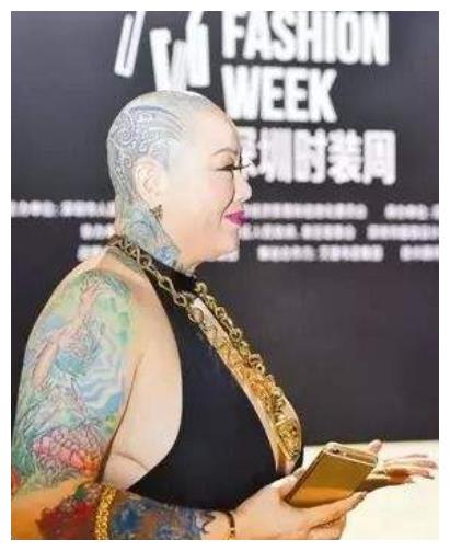 深圳时装周光头纹身女图片