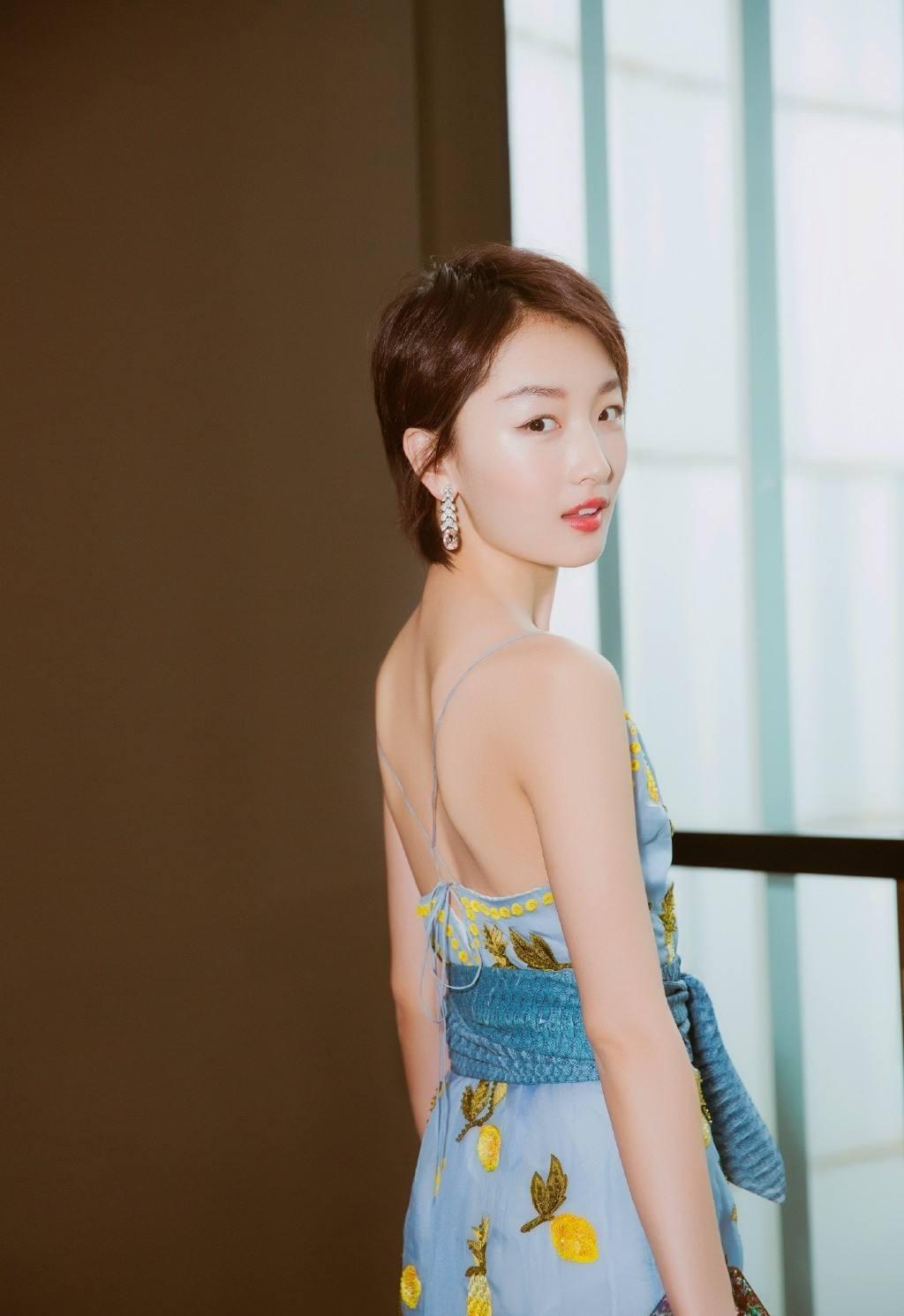 盘点瘦到吓人的女星赵丽颖的蚂蚁腰杨颖的排骨胸郑爽纸片人