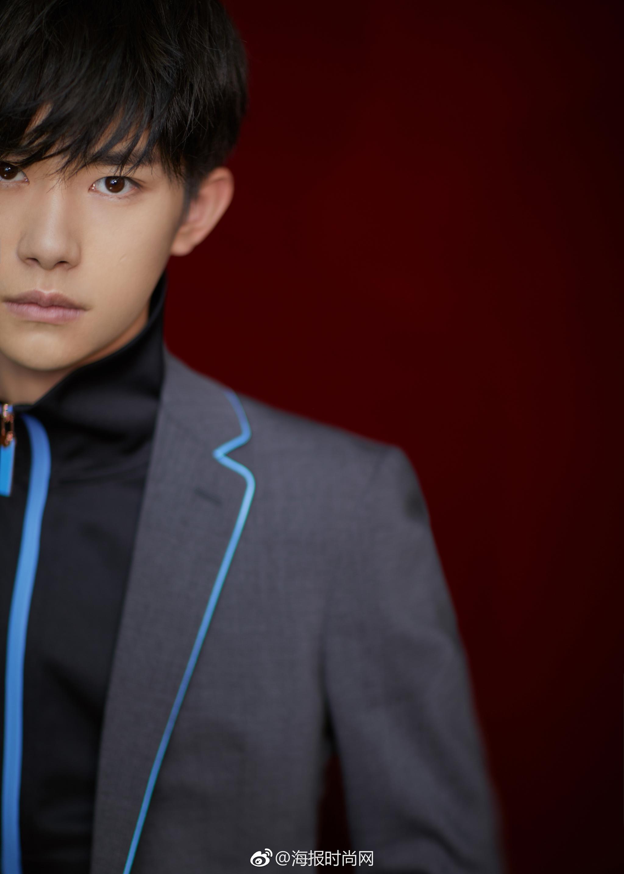 tfboys-易烊千玺 身穿@givenchy纪梵希 2019早春系列深灰色西服套装