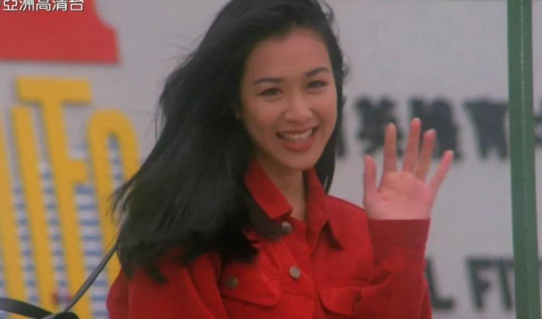 五官精致钟丽缇甚至可以从眼神里溢出来对周星星的喜欢逃学威龙2中都