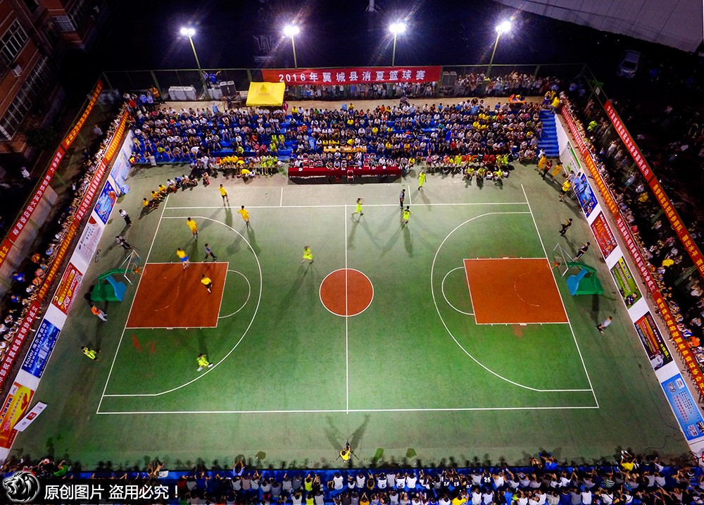 虽然是小县城的篮球场,但是现场灯光和场地质量都很不错.